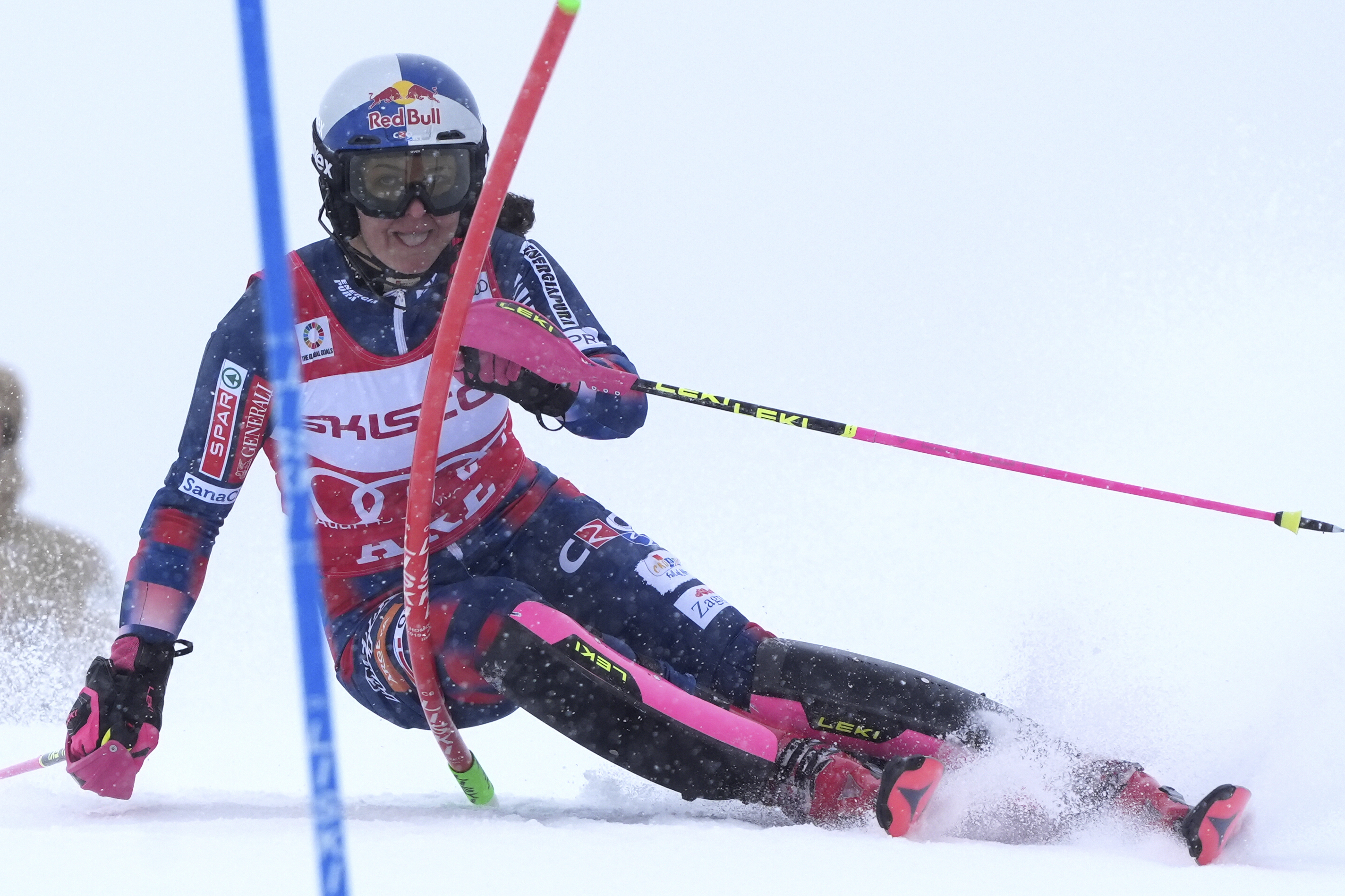 Zrinka Ljutic, con el peto rojo, durante la bajada de la primera manga.