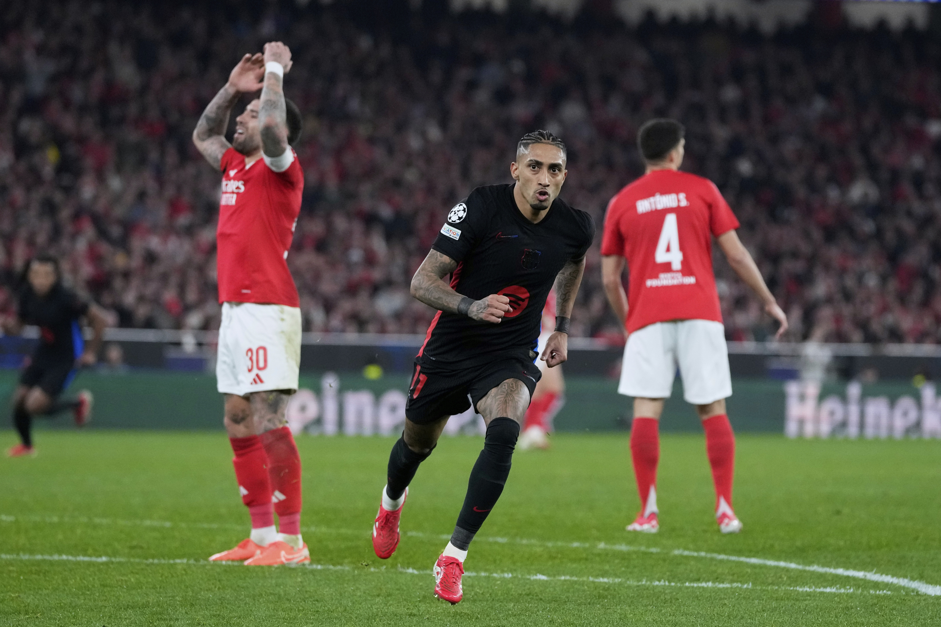 Raphinha celebra el gol que consiguió frente Benfica en Lisboa.