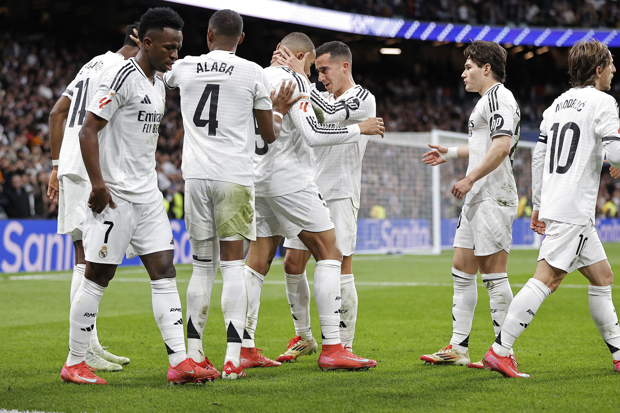 El Madrid celebra el gol de Mbappé contra el Rayo.