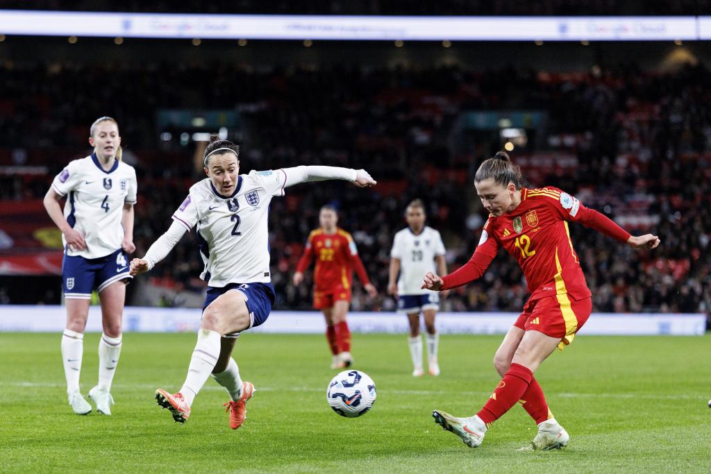 Claudia Pina intenta un disparo a puerta ante la oposición de Lucy Bronze en Wembley