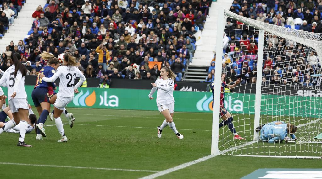 Alexia Putellas marca un gol contra el Real Madrid