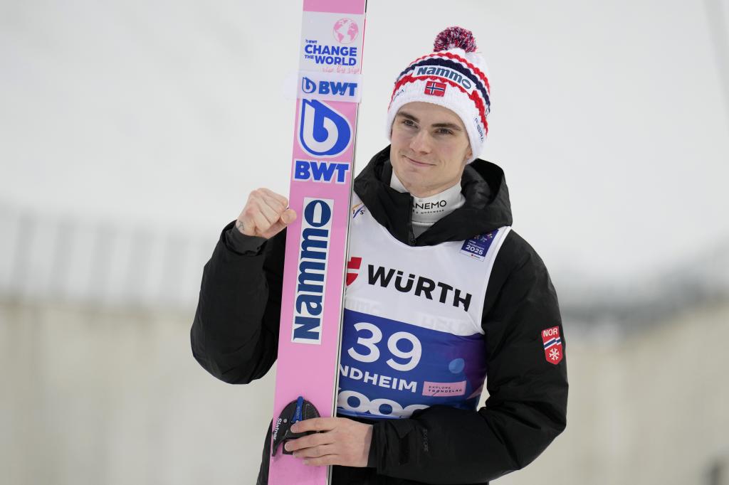 Marius Lindvik, tras recibir la medalla de plata que luego le fue quitada.