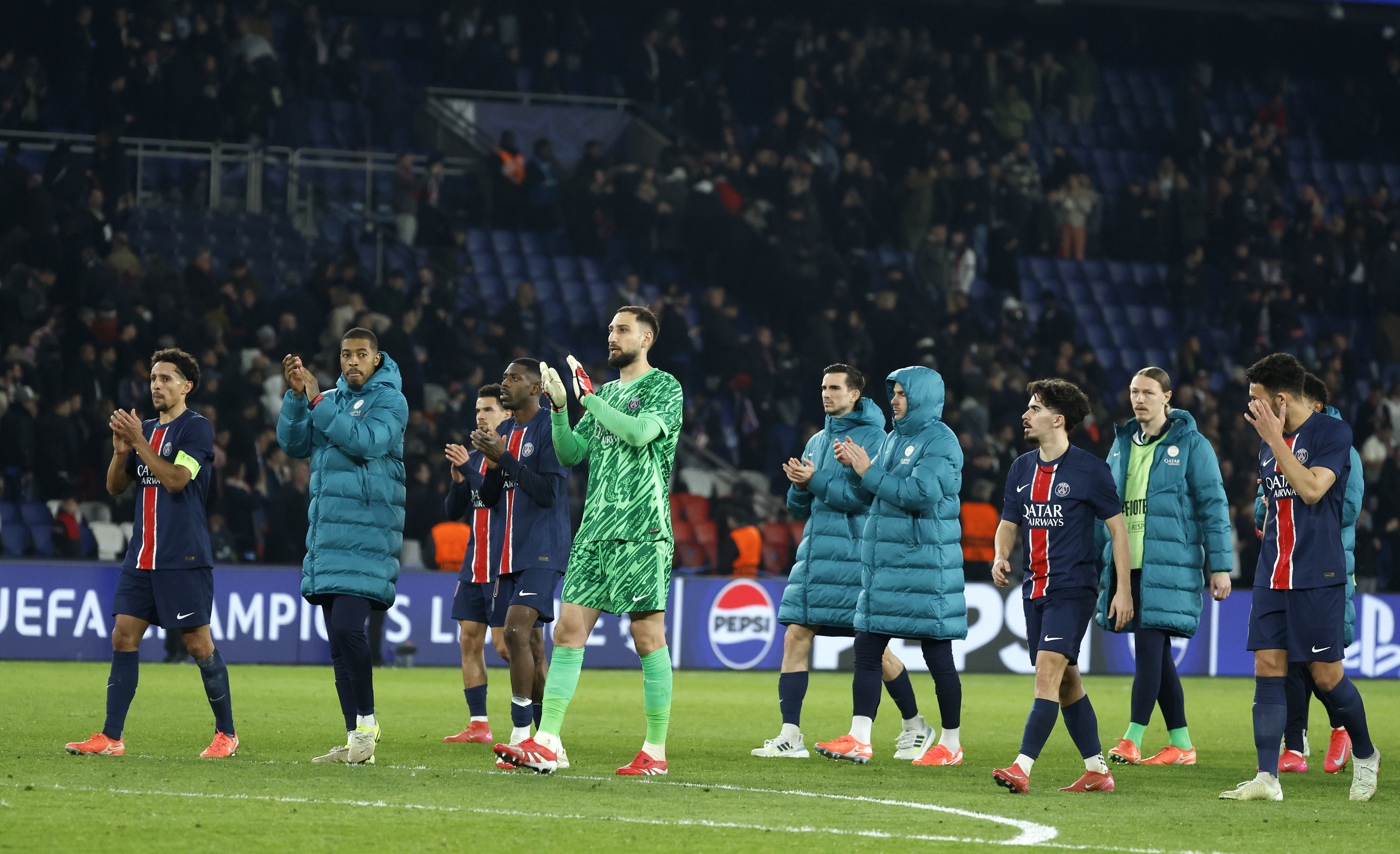 Los jugadores del PSG, tras la derrota ante el Liverpool en París.