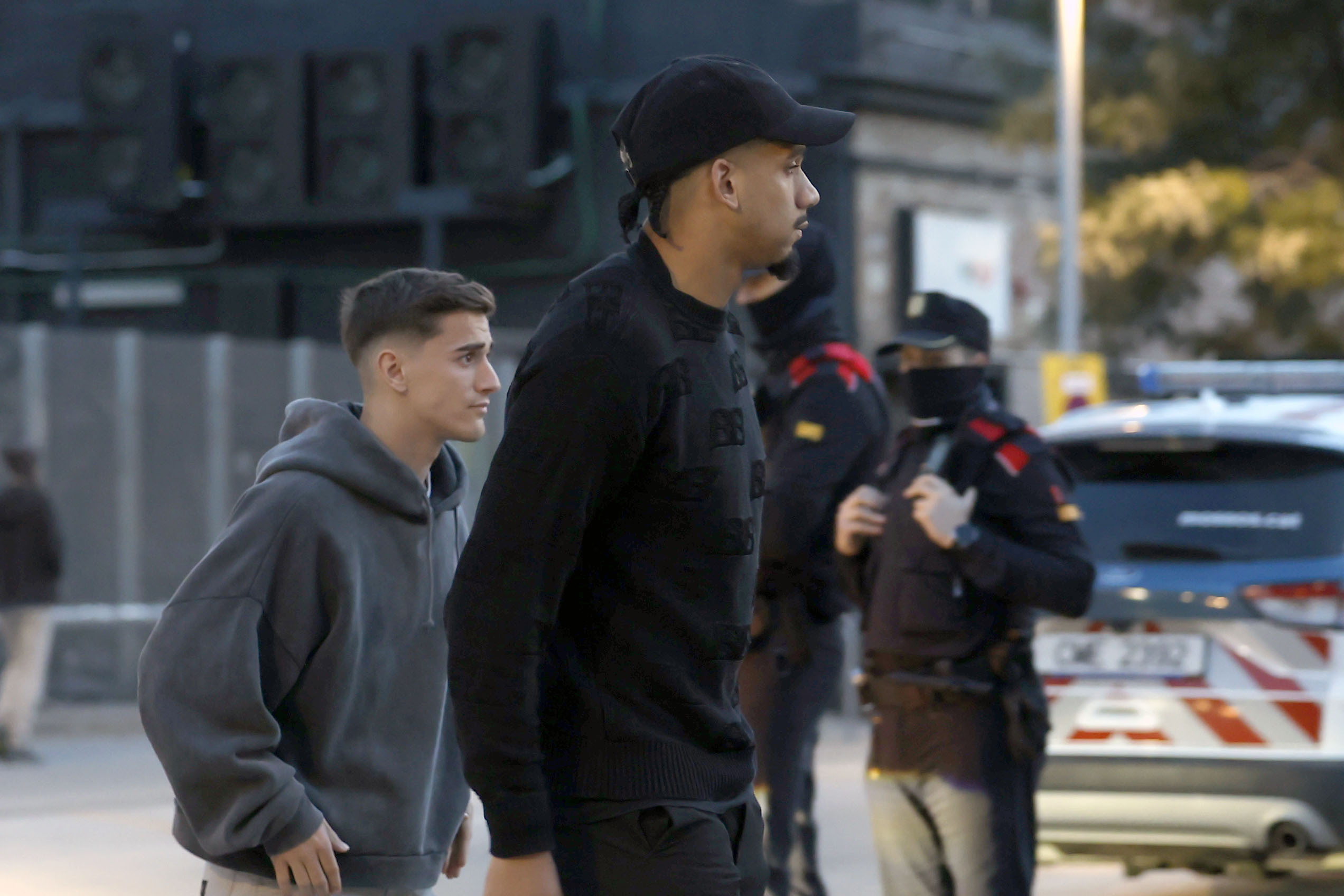 Gavi y Araujo a su llegada.