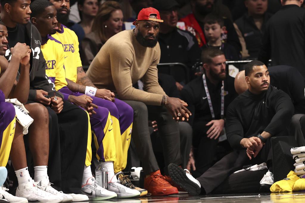 LeBron James, sentado en el banquillo en el partido de su equipo en Brooklyn.