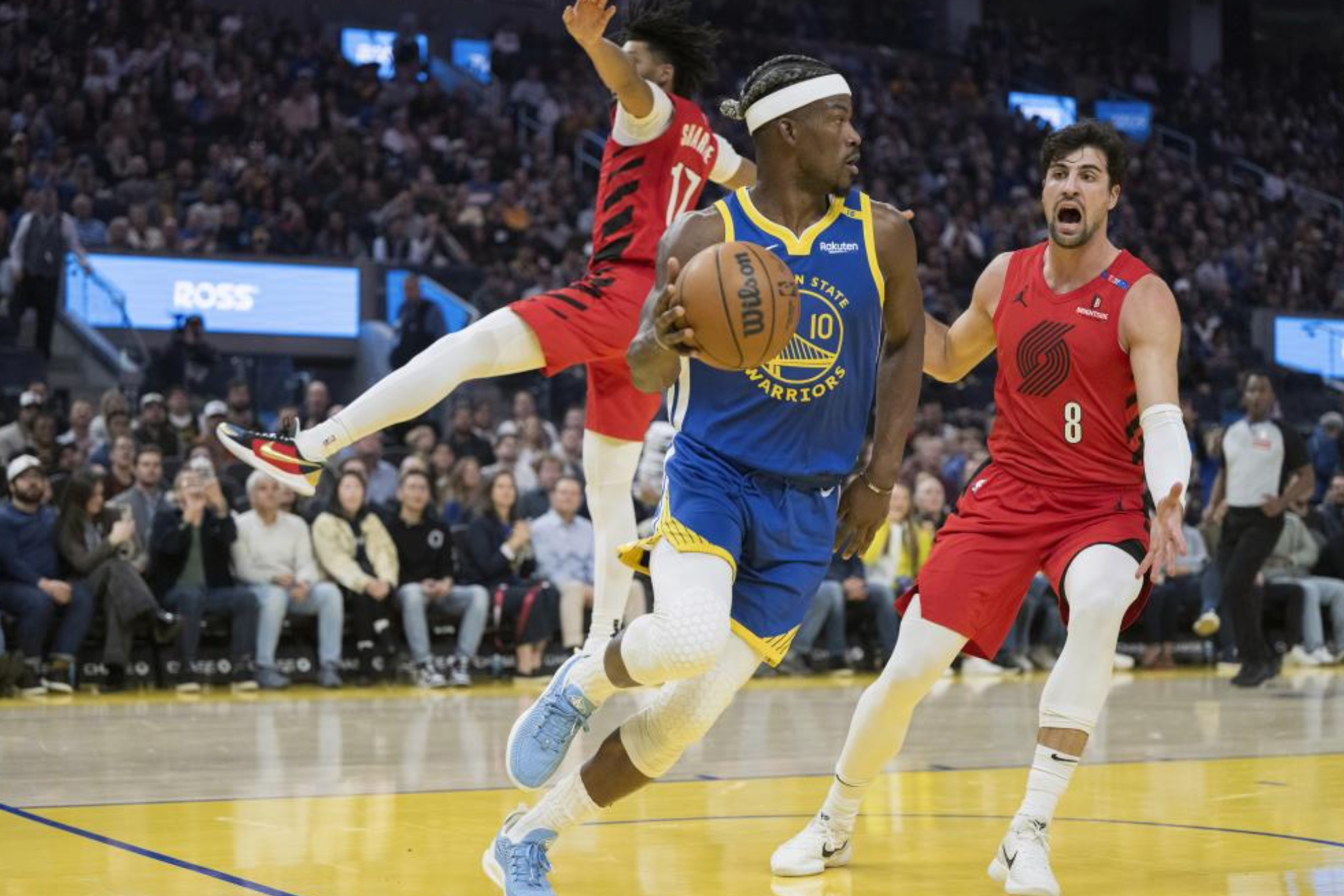 Jimmy Butler ante Deni Advija.