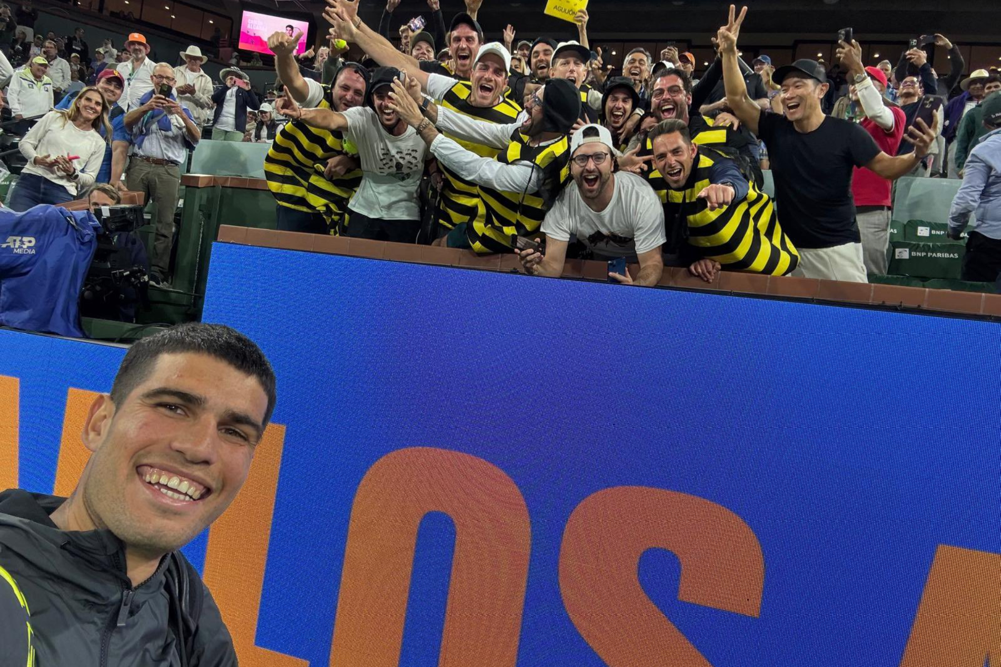 Carlos Alcaraz se hace un selfie con los aficionados vestidos de abejas.