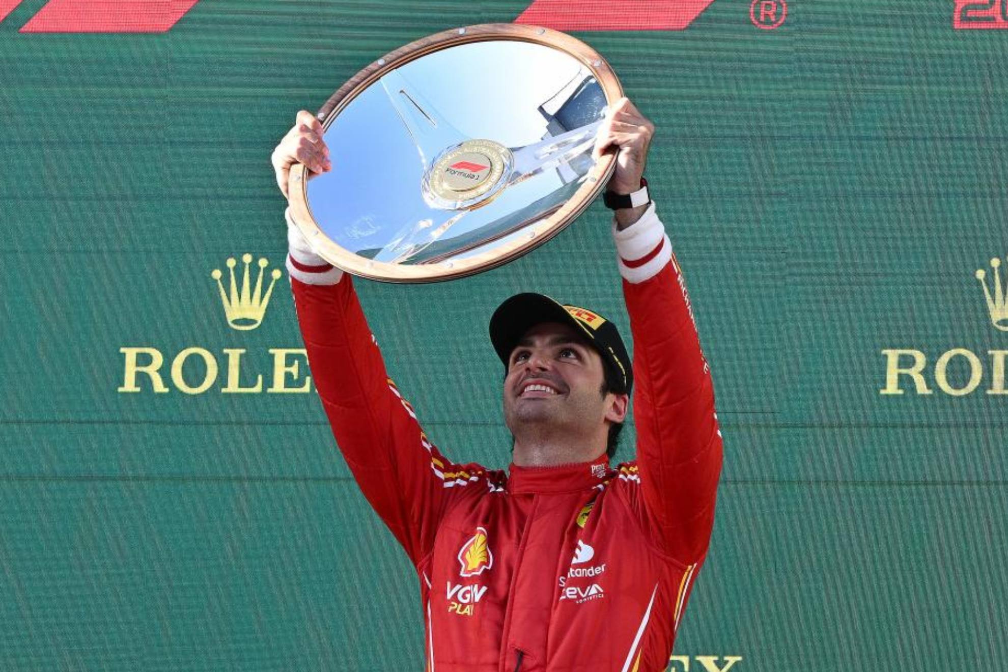 Carlos Sainz, con el trofeo de ganador en el GP de Australia 2024