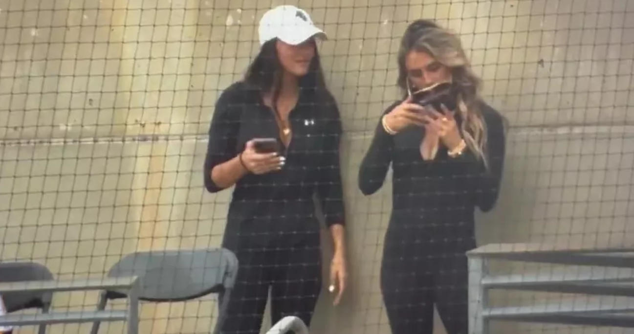 Selfi de nalgas durante un partido de béisbol: vídeo viral con más de 36 millones reproducciones