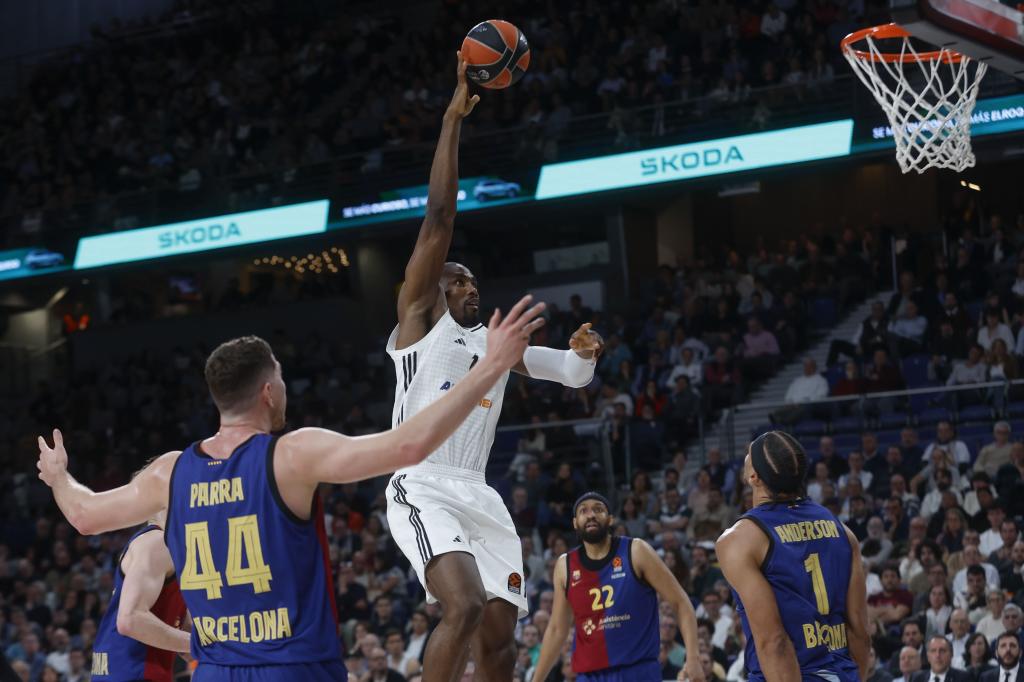 Serge Ibaka hace una entrada a canasta en el partido ante el Barcelona.