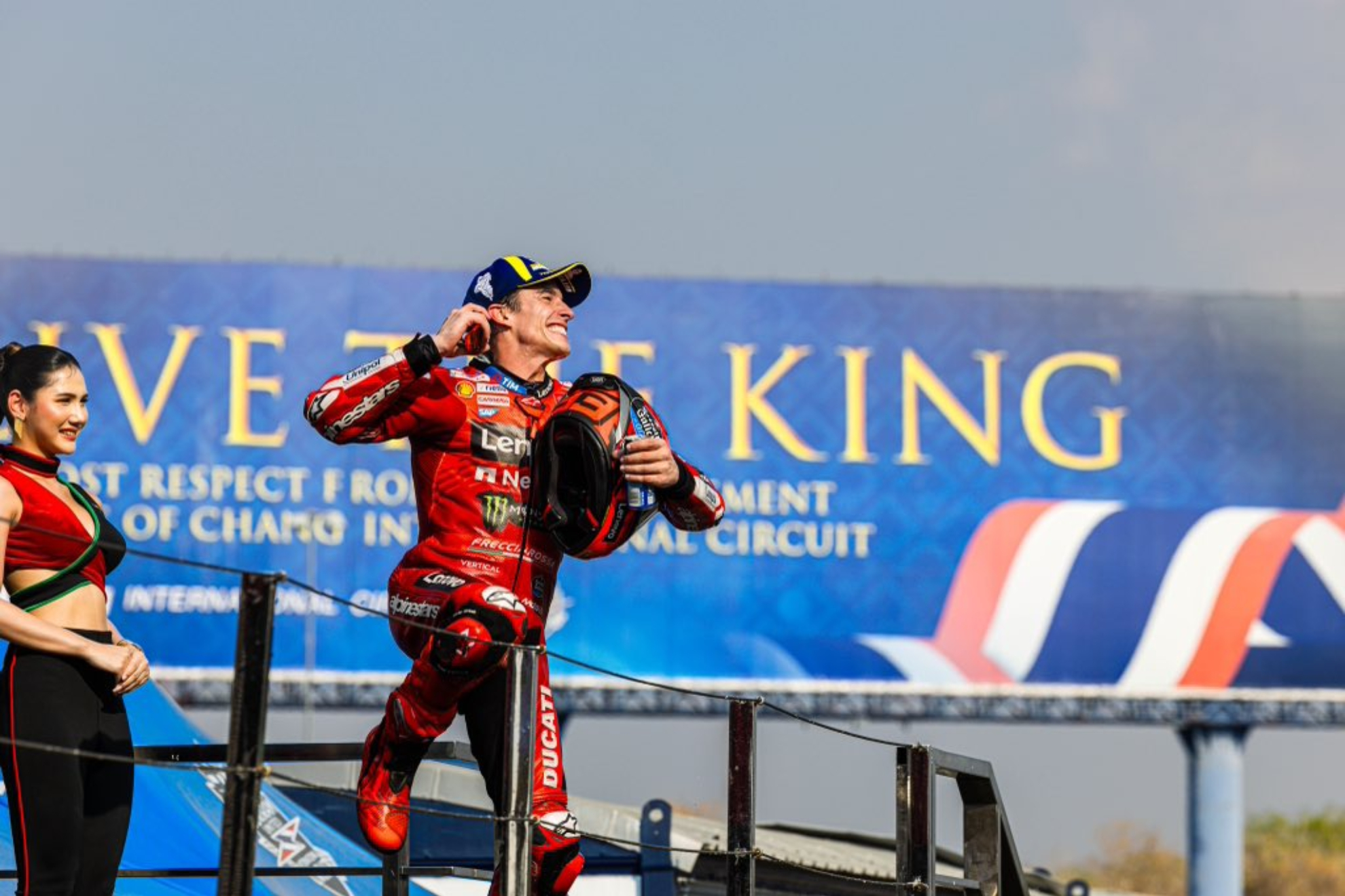 Márquez celebra en el podio de Tailandia.