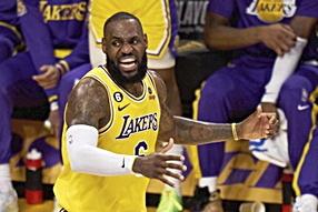 LeBron reacciona con ira tras serle señalada una técnica en un partido de los Lakers.