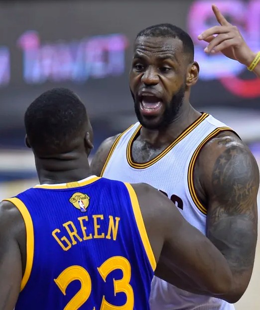 LeBron James y Draymond Green, encarados en un Warriors-Cavaliers.