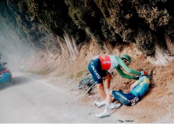 Scaroni y Bettiol en la Strade Bianche.