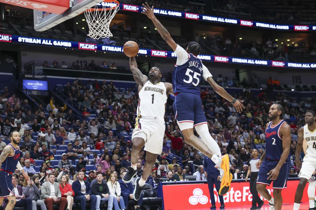 Zion Williamson salta para machacar perseguido por Derrick Jones Jr.
