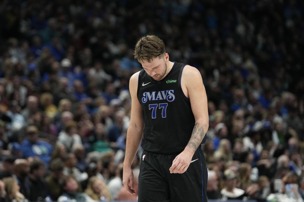 Luka Doncic ، Cabizbajo في مباراة مع Mavericks.