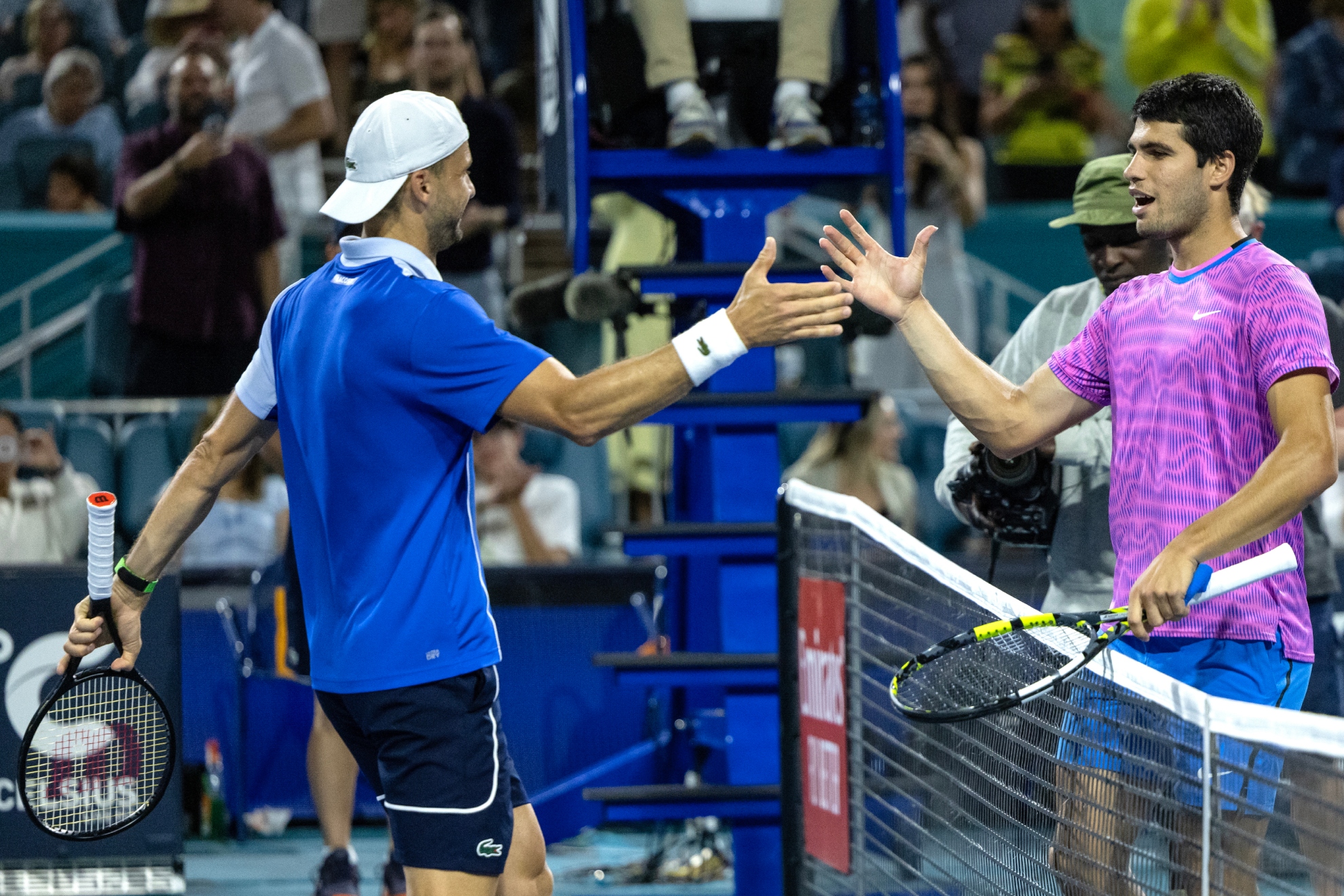 Dimitrov y Alcaraz se saludan en la red.