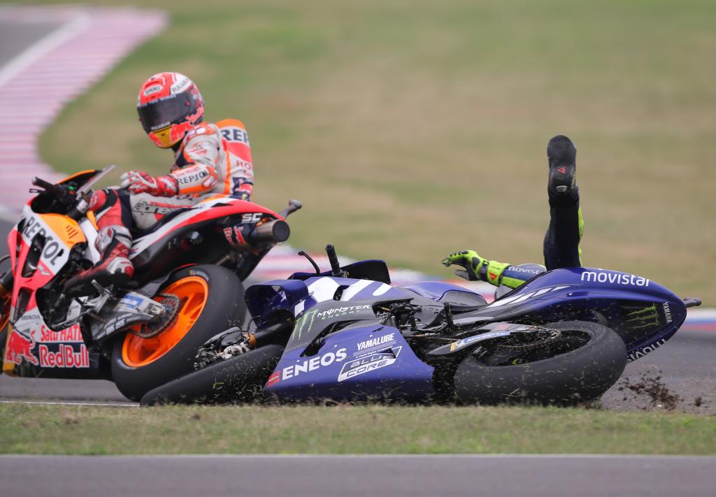 ARG100. TERMAS DE RÍO HONDO (ARGENTINA), 08/04/2018.- El piloto italiano de MotoGP Valentino Rossi (d), cae al piso en la última curva del circuito tras un toque con el piloto Marc Márquez (i), del equipo Repsol Honda Team, en el Gran Premio de Argentina de Motociclismo hoy, domingo 8 de abril de 2018, en el circuito de Termas de Río Hondo (Argentina). EFE/Nicolás Aguilera