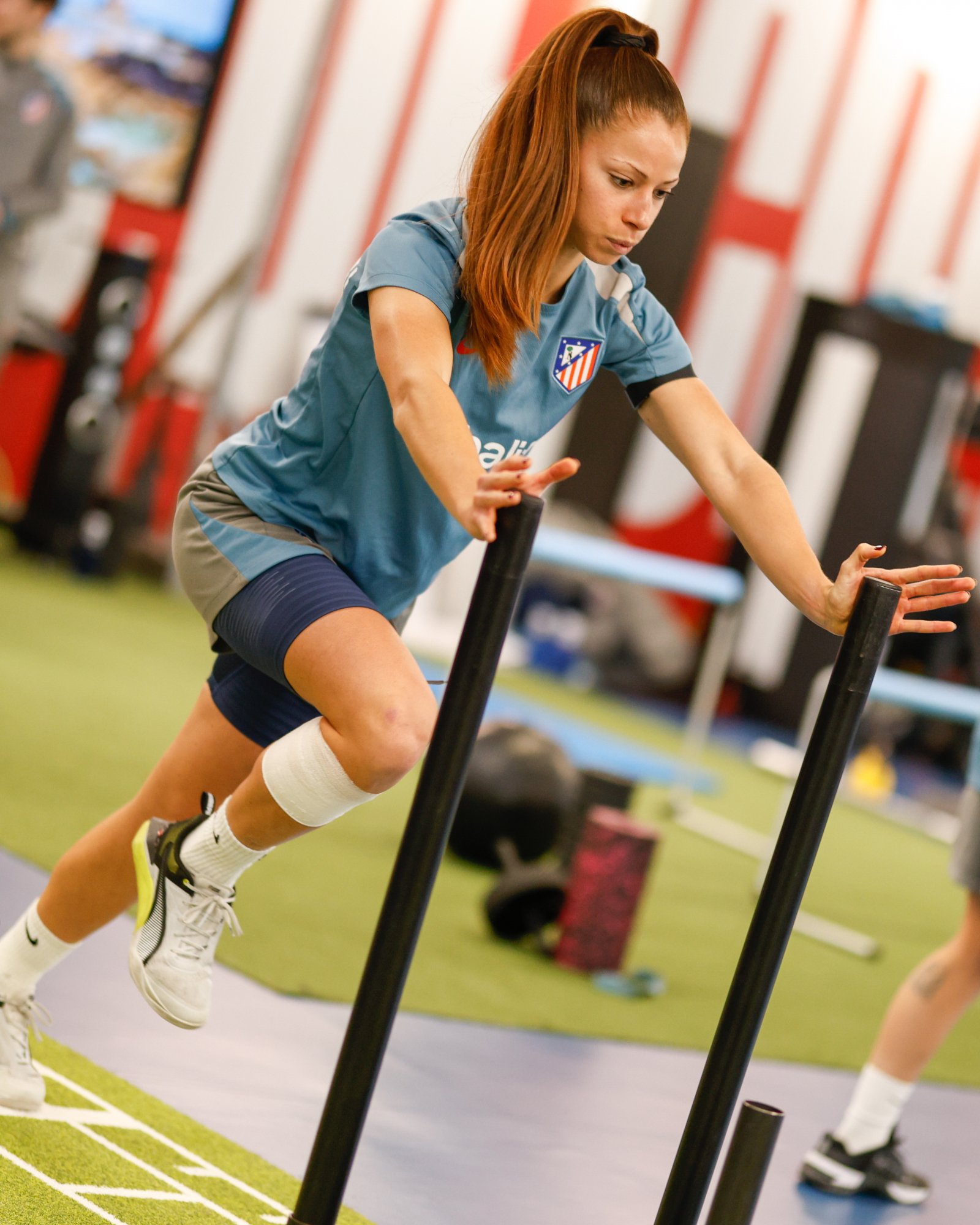 Xènia ejercitándose en el gimnasio