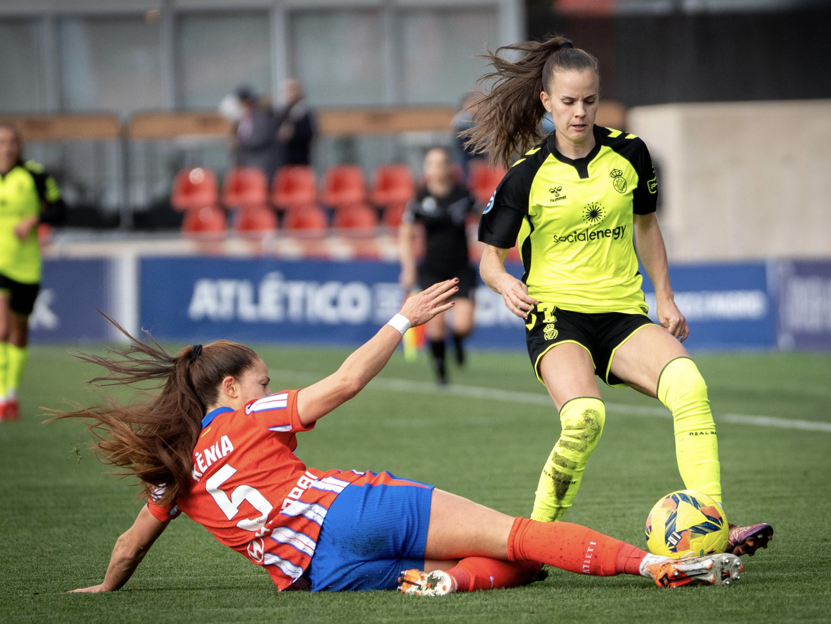 Xènia realizando una entrada en el partido con el Betis