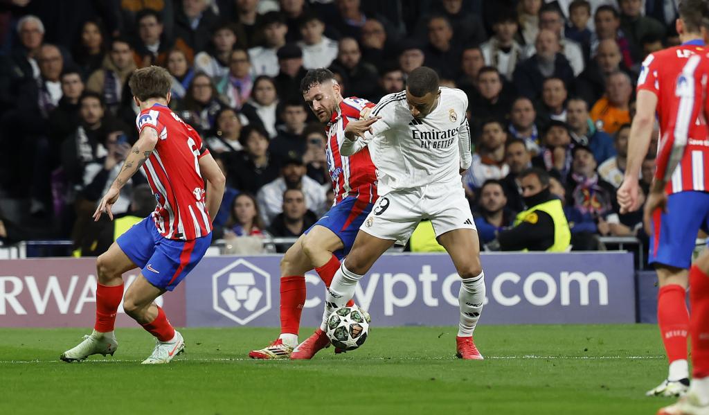 Javi Galán y Mbappé pelean por un balón durante el derbi de ida de octavos de final.