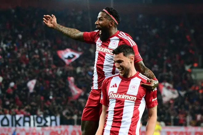 Yaremchuk celebrando uno de sus goles frente al AEK (6-0)