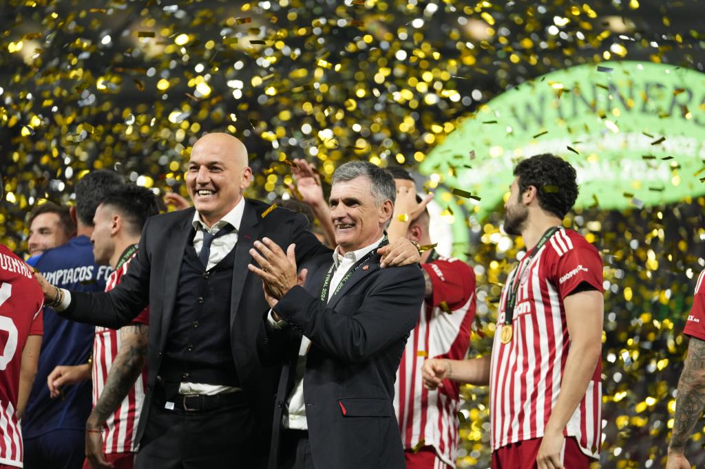 Mendilibar celebrando la Conference League con el Olympiacos
