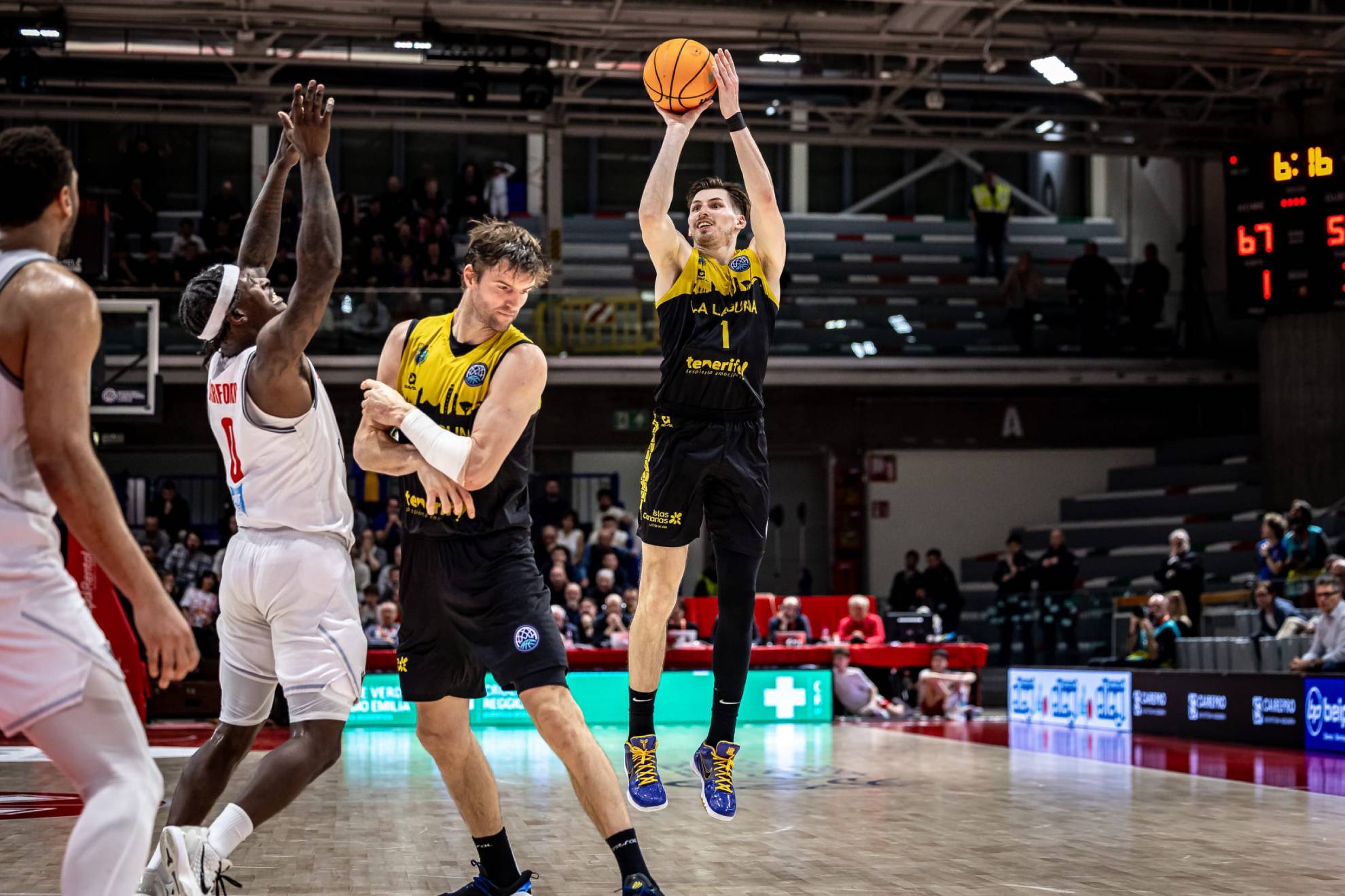 David Kramer lance un triple dans le match contre Reggiana.