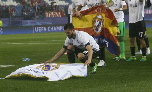 Nacho colocando la bandera del Real Madrid en el Vicente Calderón