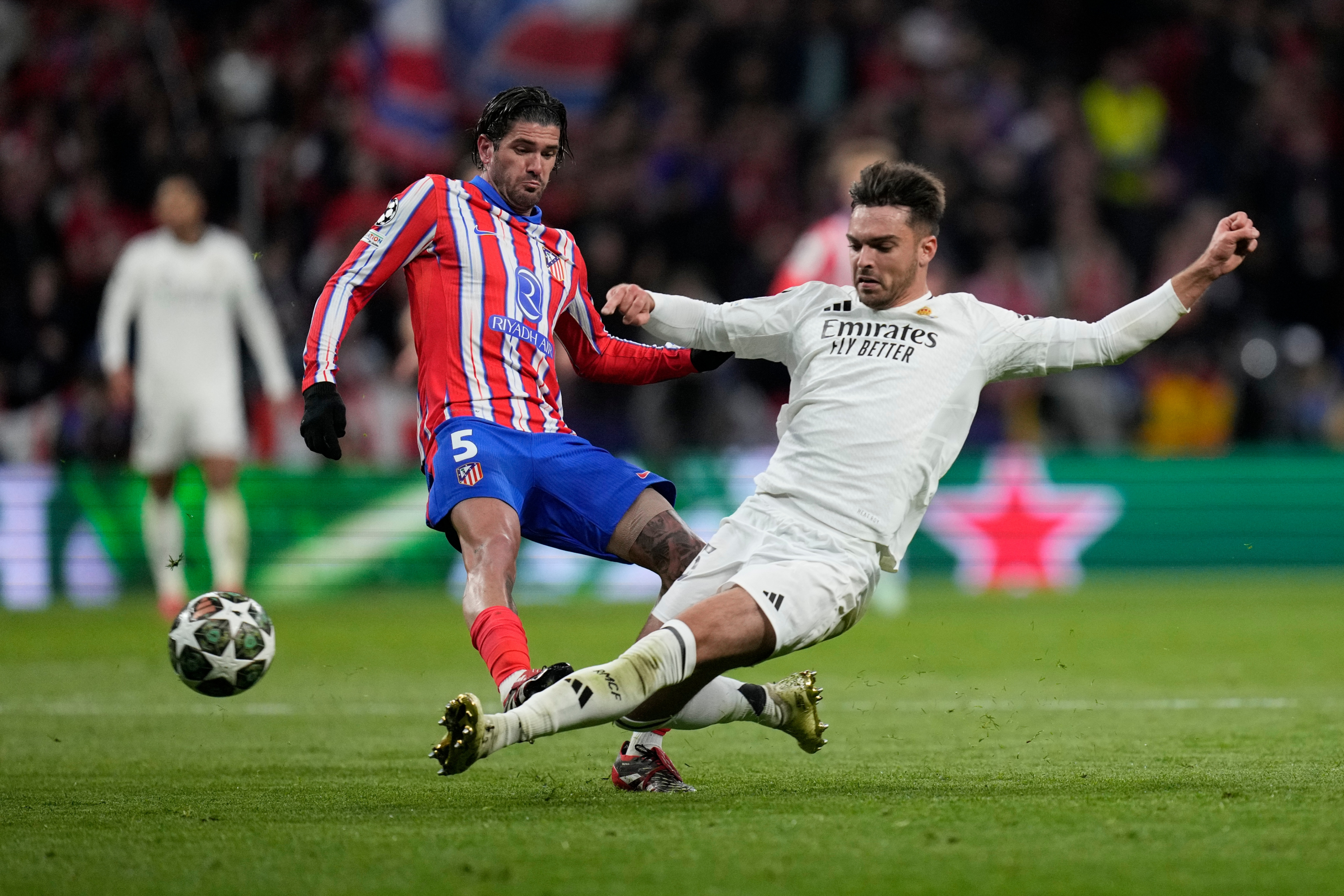 Asencio corta un balón ante De Paul