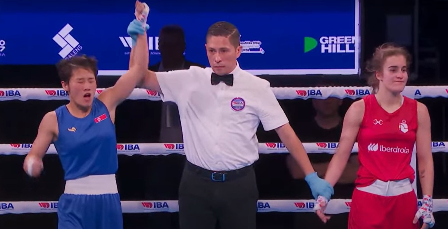 El momento en el que se levanta el brazo de An Kum como vencedora.