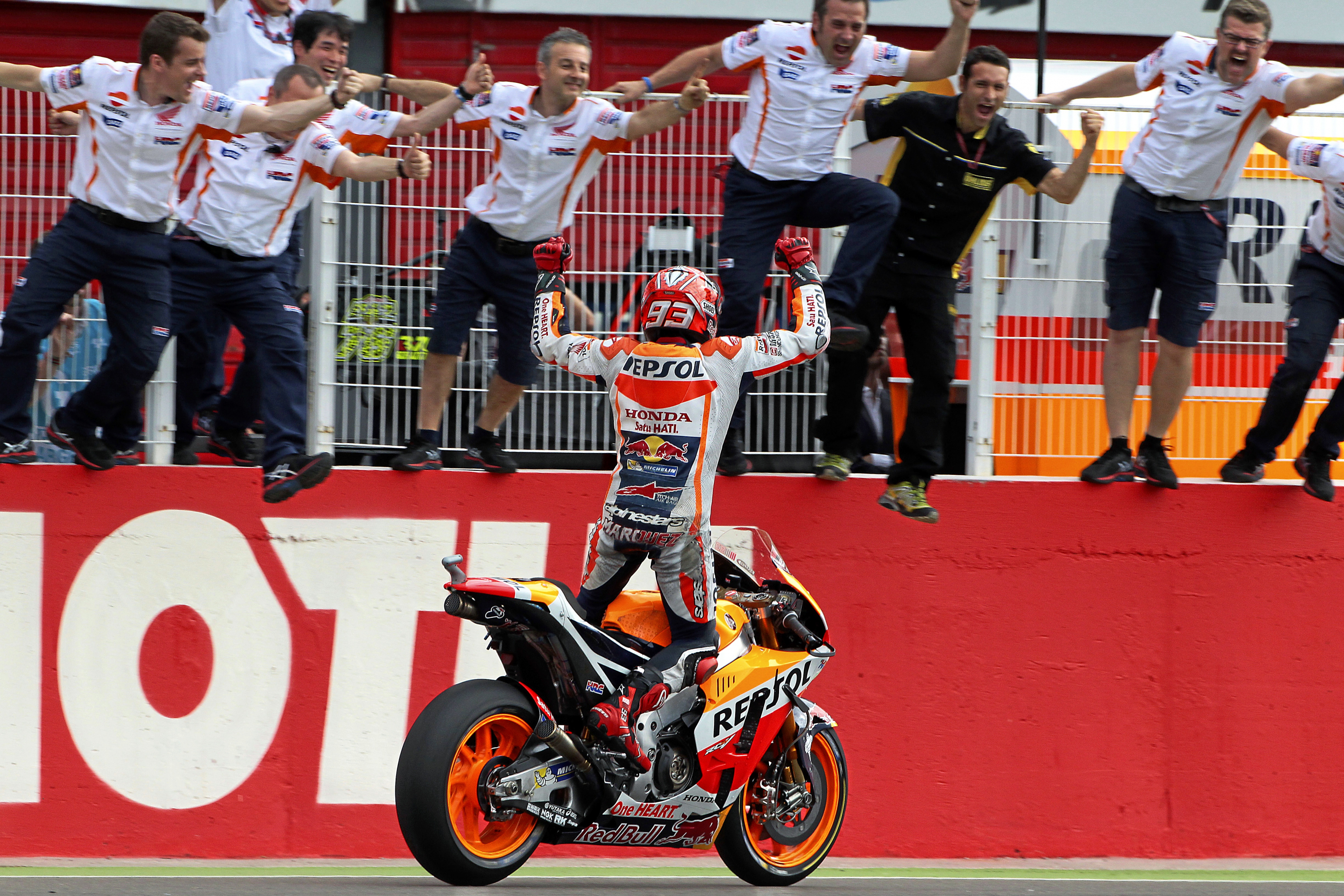 Marc Márquez cruzando la línea de meta en el GP de Argentina 2016.