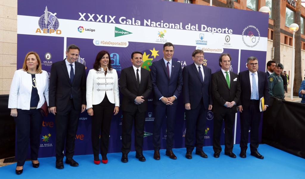 Julián Redondo posa con Pedro Sánchez, Ximo Puig y Bartolomé Cano junto a otras personalidades en la Gala del Deporte de La Nucía en 2019.
