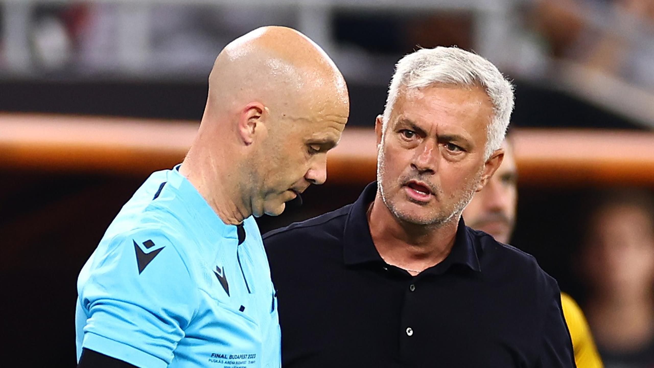 Anthony Taylor y José Mourinho.