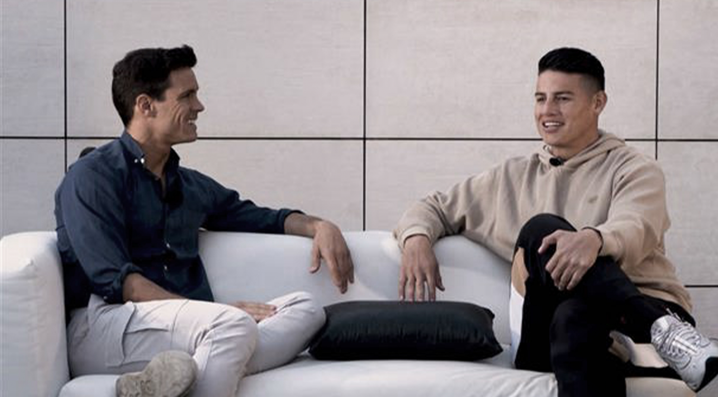 James, with the journalist Edu Aguirre during the interview