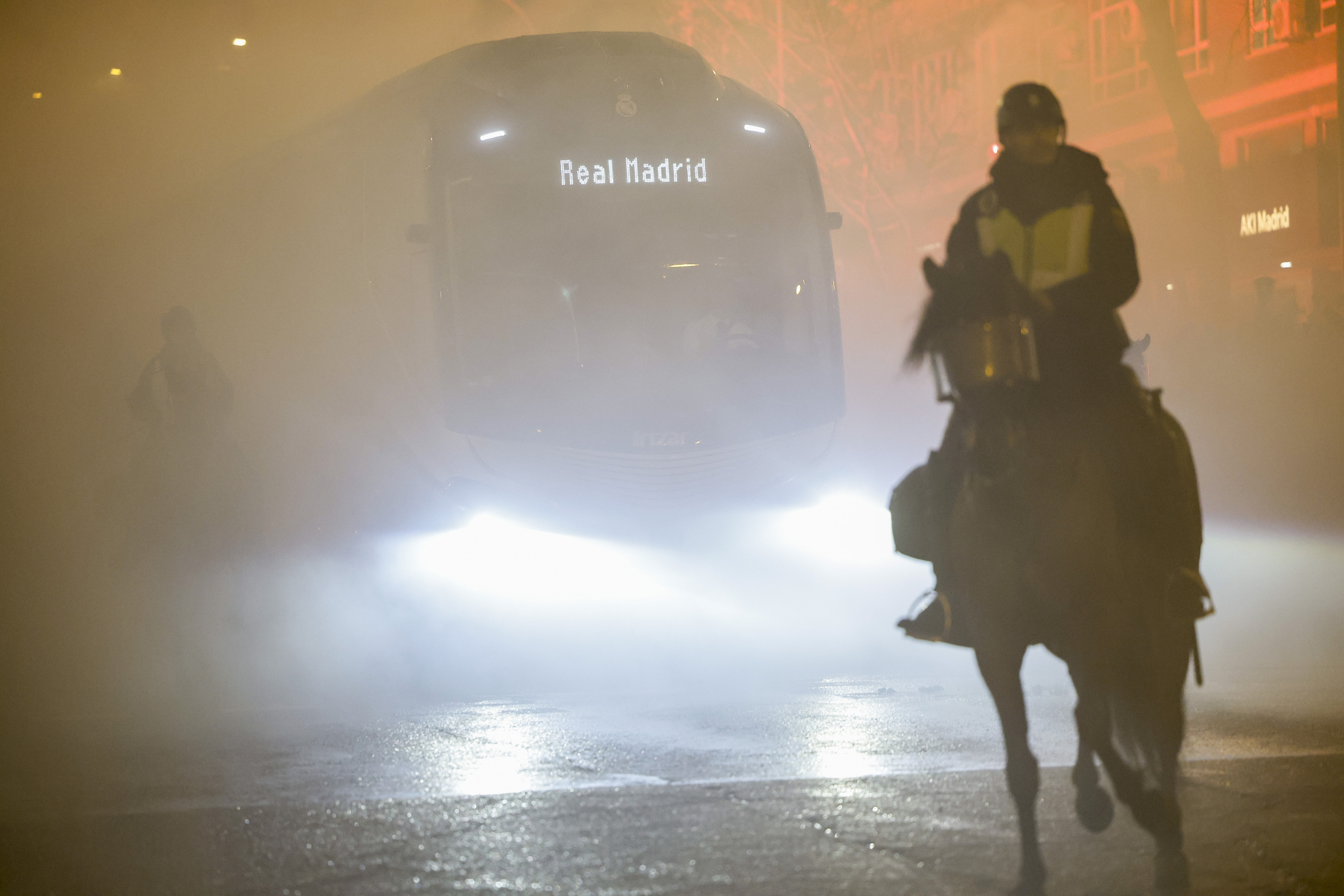 Llegada del autobús del Real Madrid antes del partido de ida de octavos de final de la Liga de Campeones