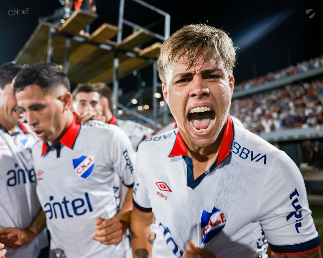 Jeremía celebrando tras haberle anotado al Peñarol.