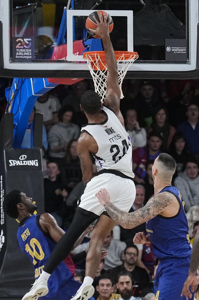 El alero canadiense del Partizan Isiaha Mike machaca el aro del Barça.