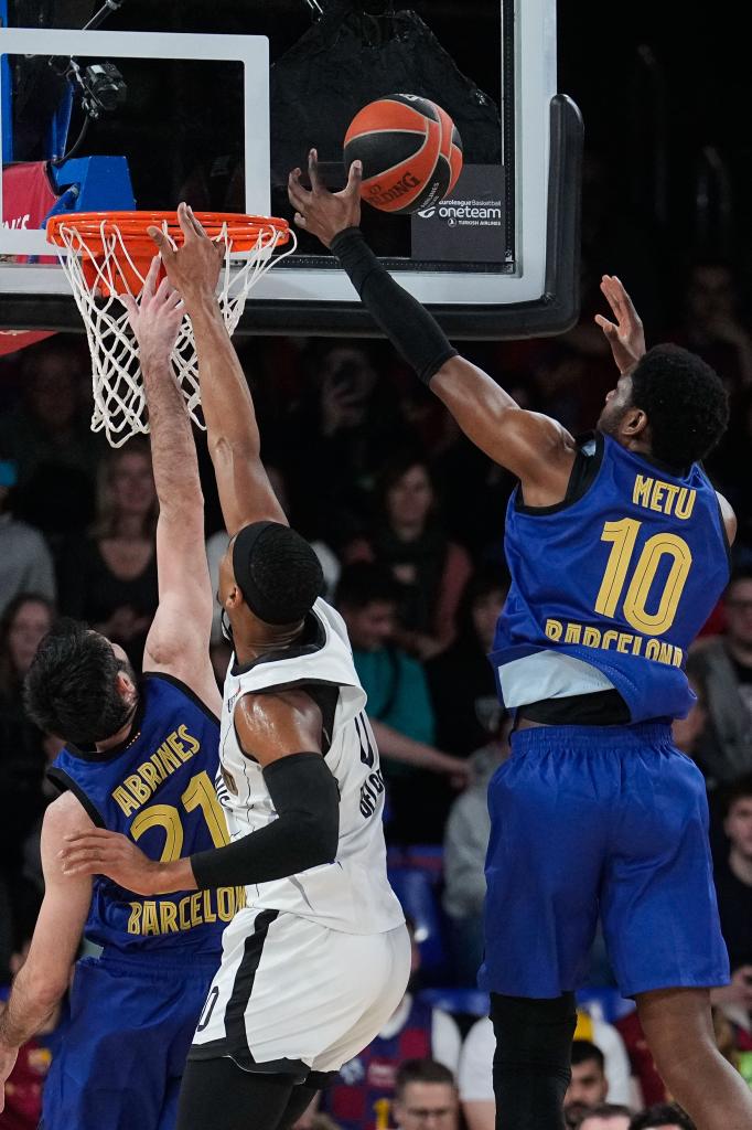 Chimezie Metu captura un rebote por encima de Brandon Davies.