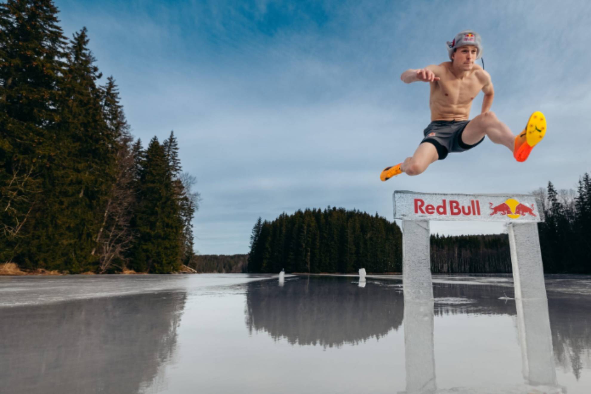 Warholm pasa una valla de hielo en su curioso 'challenge' sobre un lago congelado