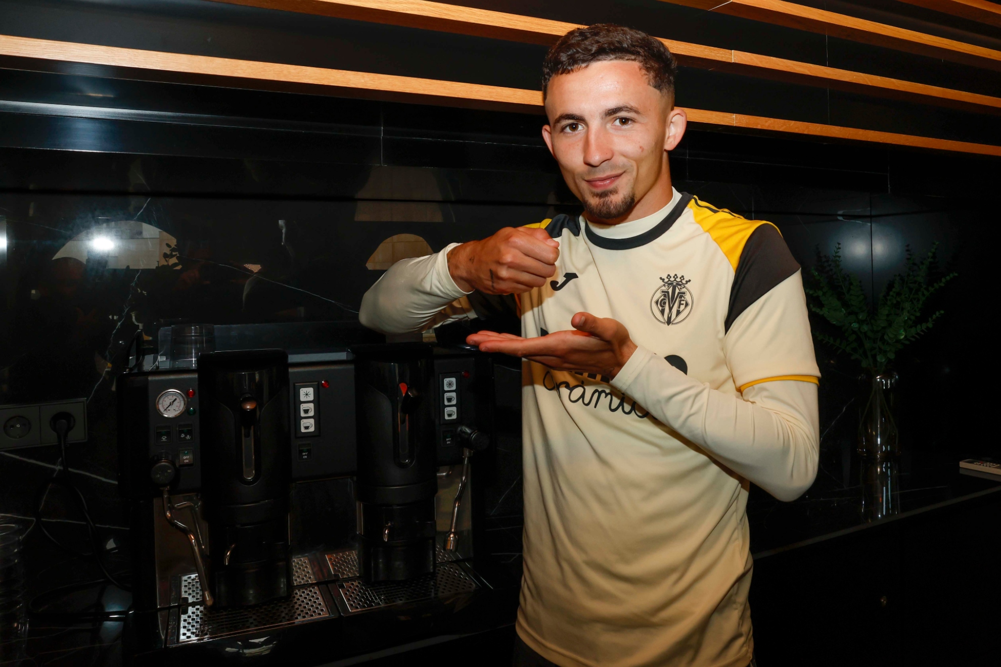 Entrevista a Yeremy Pino, jugador del Villarreal, que hace el gesto del cafecito como en las celebraciones de los goles.