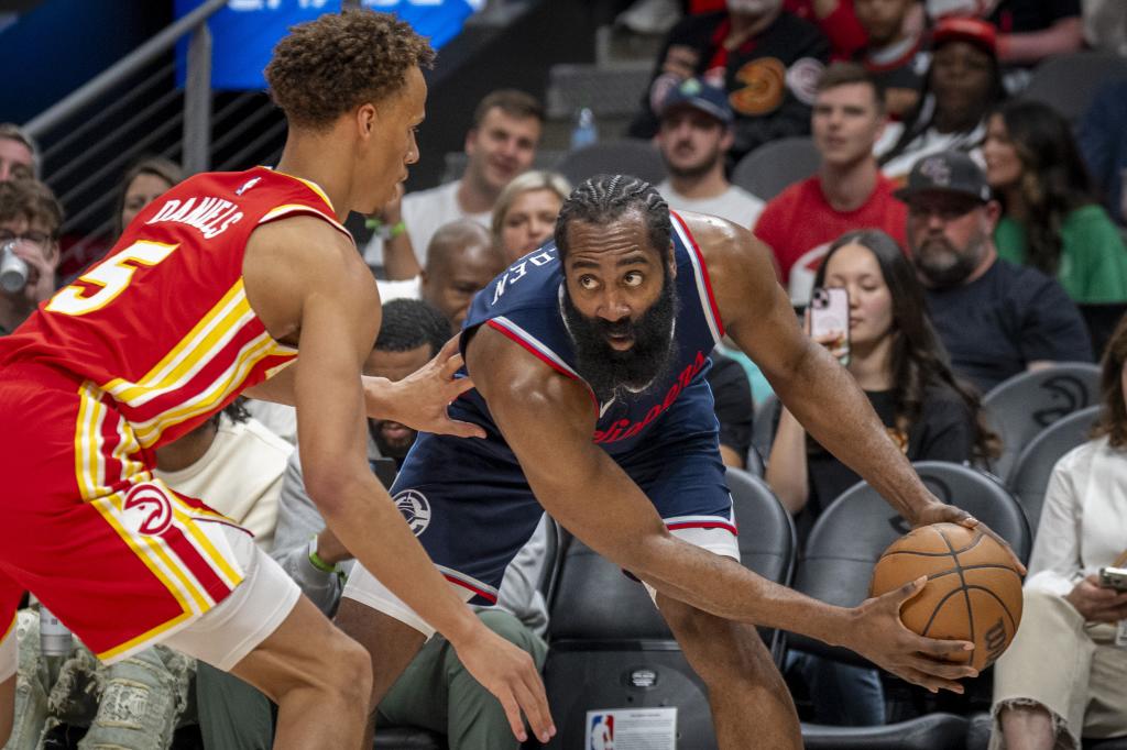 James Harden, defendido por Dyson Daniels.