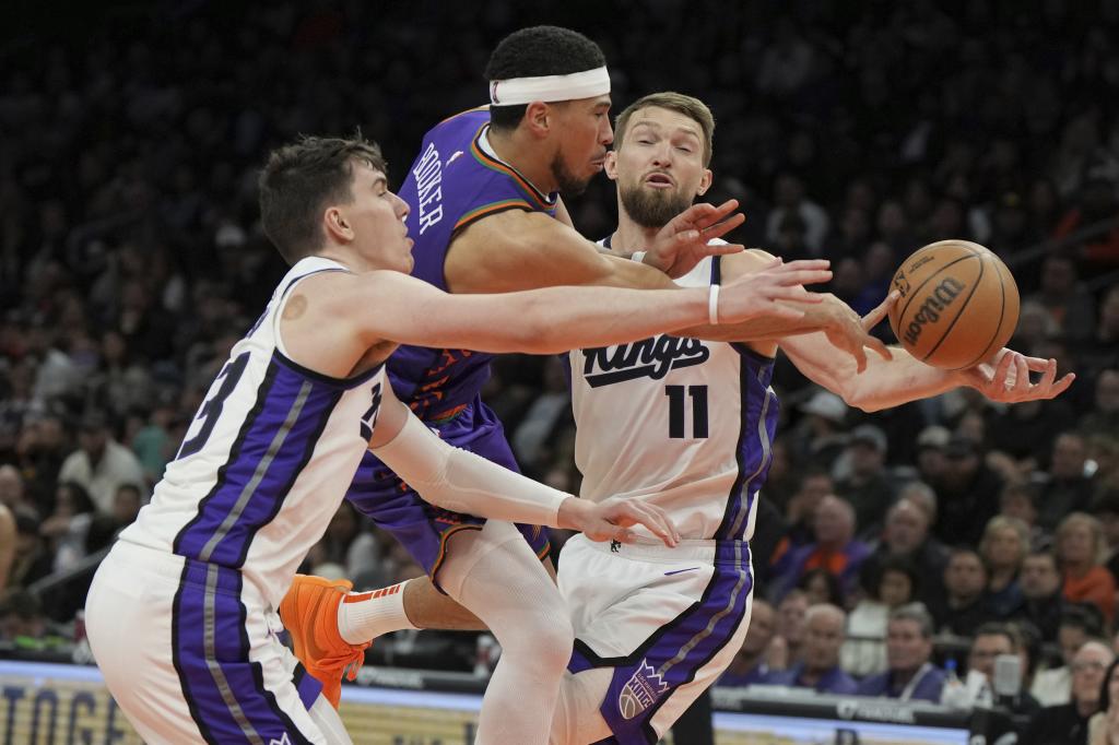 Devin Booker se cuela entre Jake LaRavia y Domantas Sabonis para dar una asistencia.