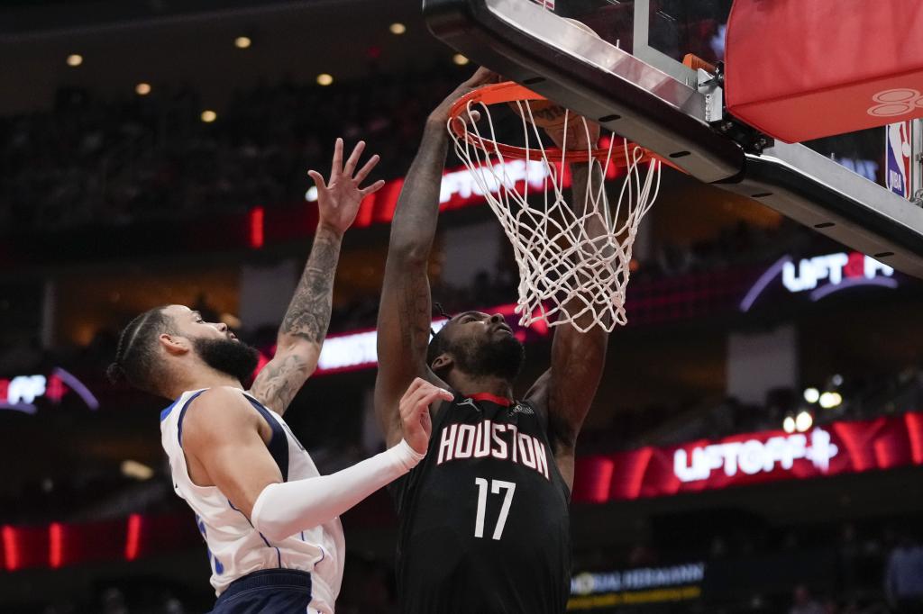 Tari Eason machaca el aro de los Mavericks en presencia de Caleb Martin.