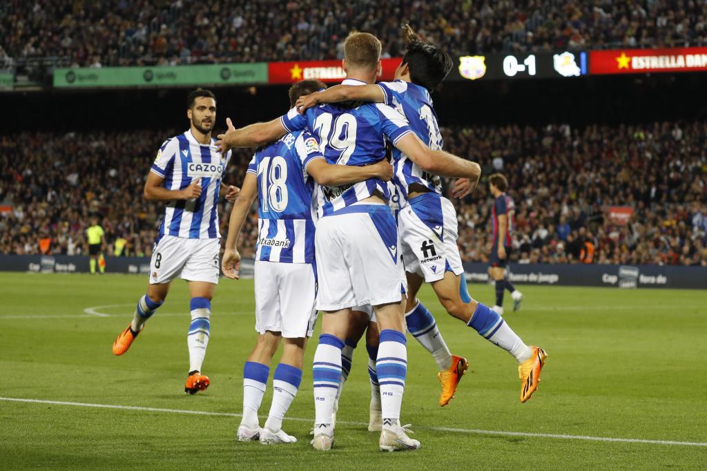 Sorloth celebrando un gol con la Real Sociedad ante el Barcelona.
