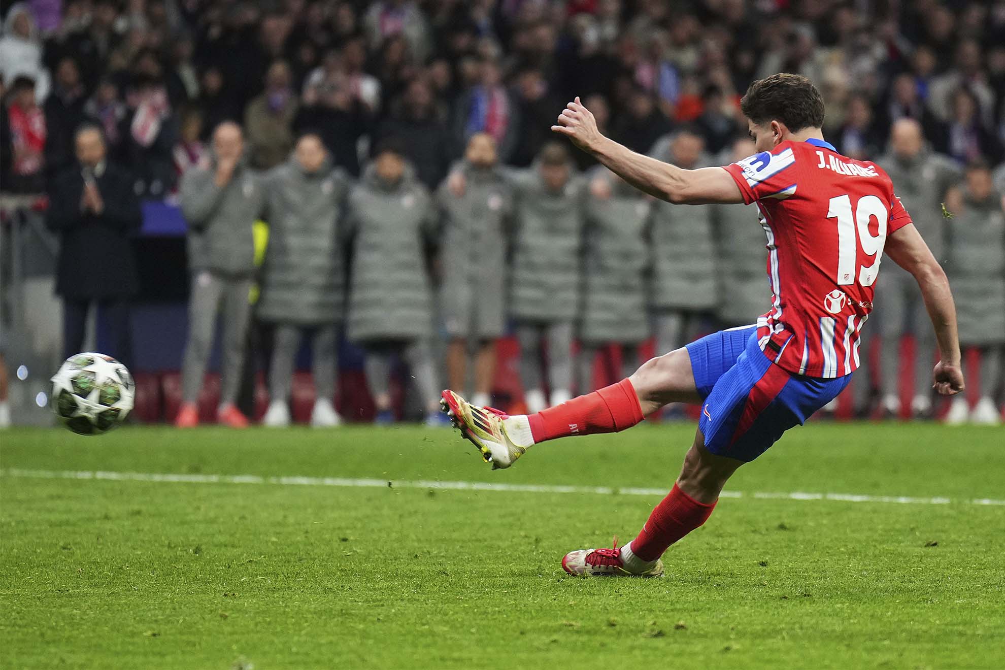 Julián Álvarez golpea balón tras resbalarse durante la tanda de penaltis ante el Real Madrid.