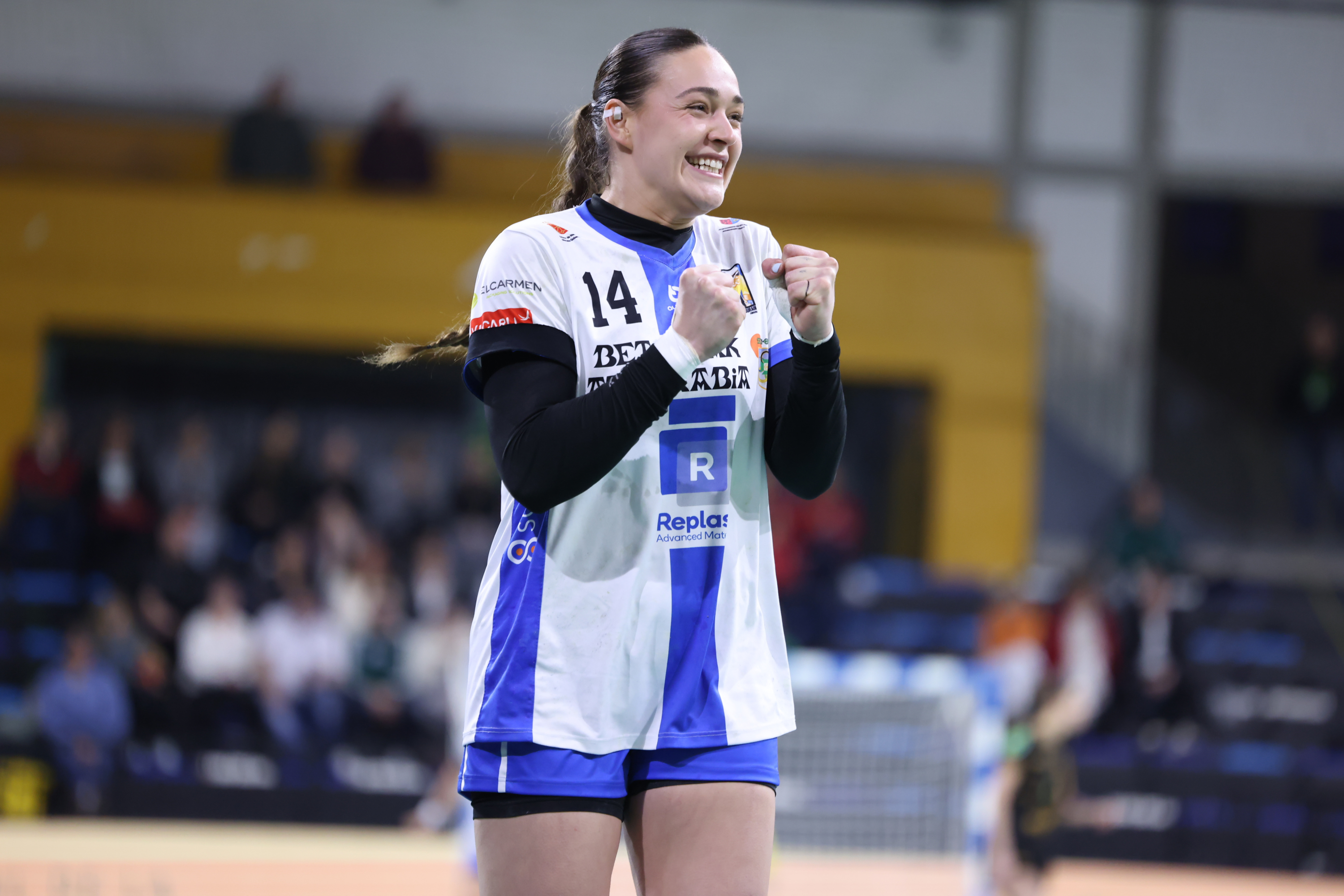La jugadora del Beti-Onak Isi Fernández-Agustí celebra la victoria.