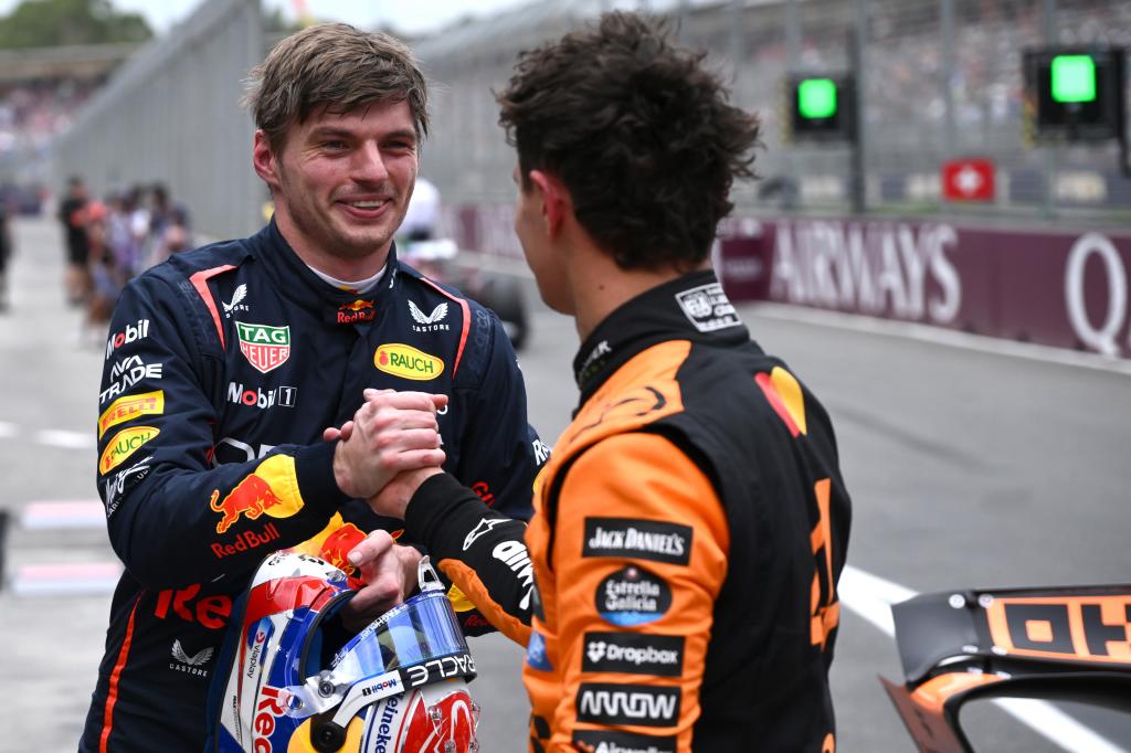 Melbourne (Australia), 15/03/2025.- Max Verstappen of Red Bull Racing (L) congratulates Lando Norris of McLaren on taking pole position during Qualifying in the Australian Grand Prix at Albert Park Circuit in Melbourne, Victoria, Australia, 15 March 2025. EFE/EPA/Joel Carrett AUSTRALIA AND NEW ZEALAND OUT