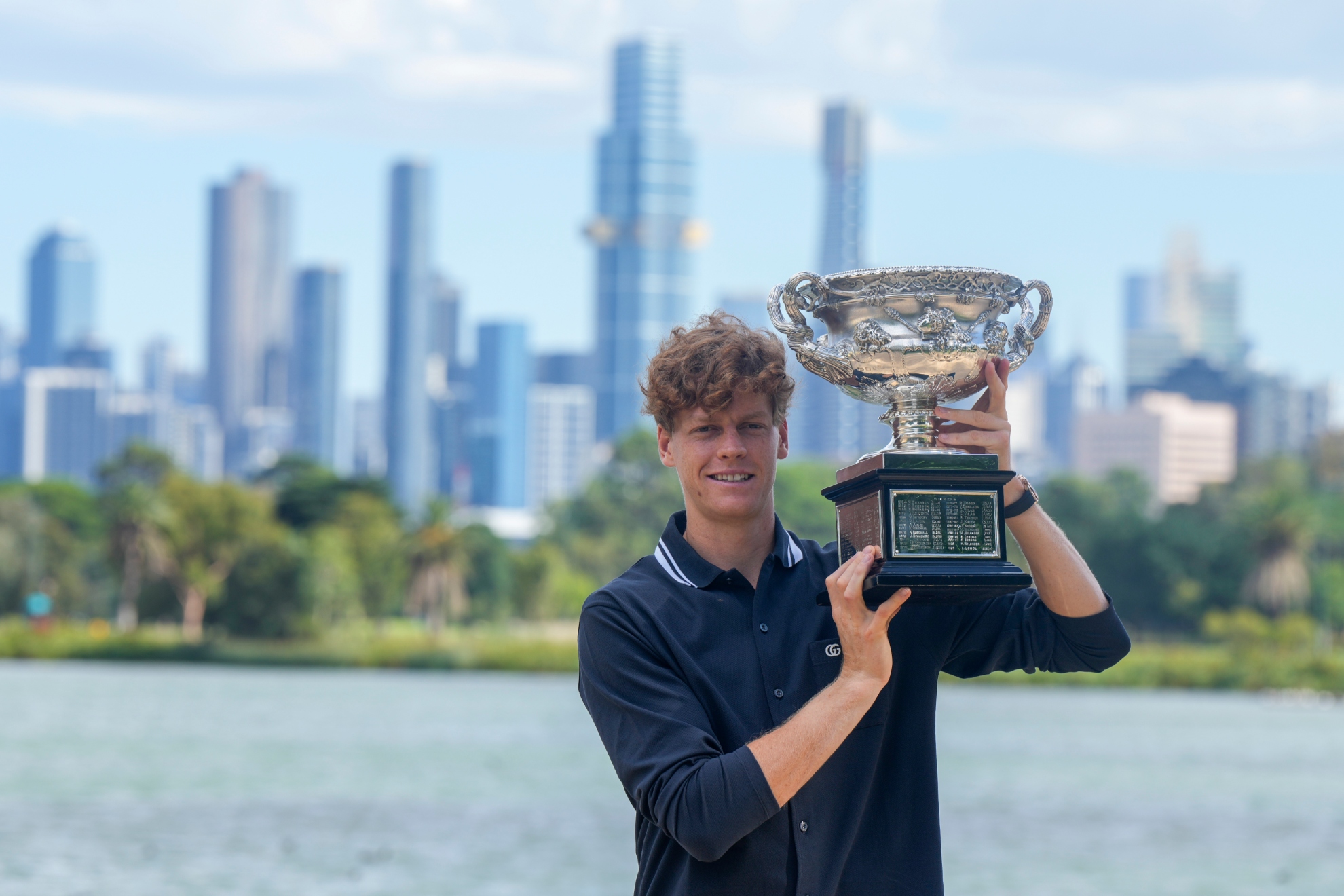 Sinner, con el trofeo Norman Brookes de Melbourne.