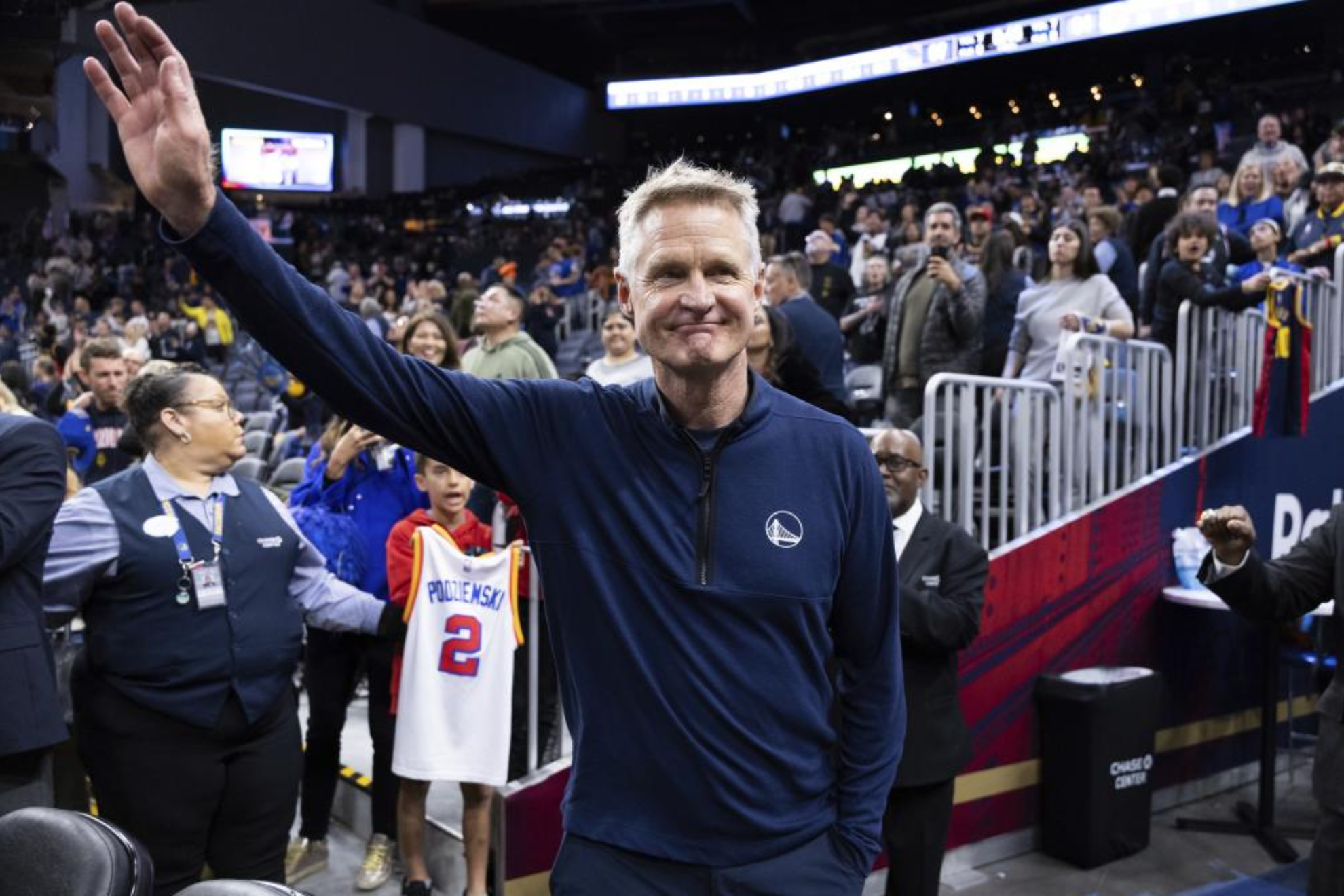 Steve Kerr saluda tras la consecución de su récord de victorias en los Warriors.
